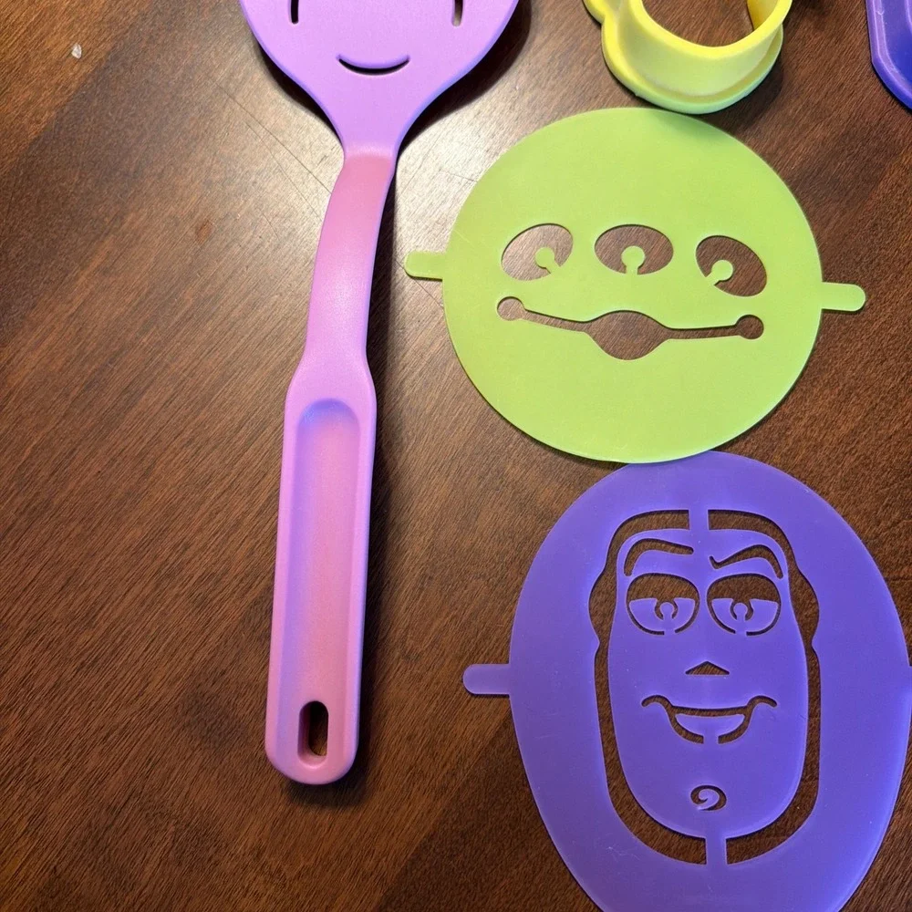 2 Pampered Chef Toy Story Items Pancake Molds And Pancake Flipper