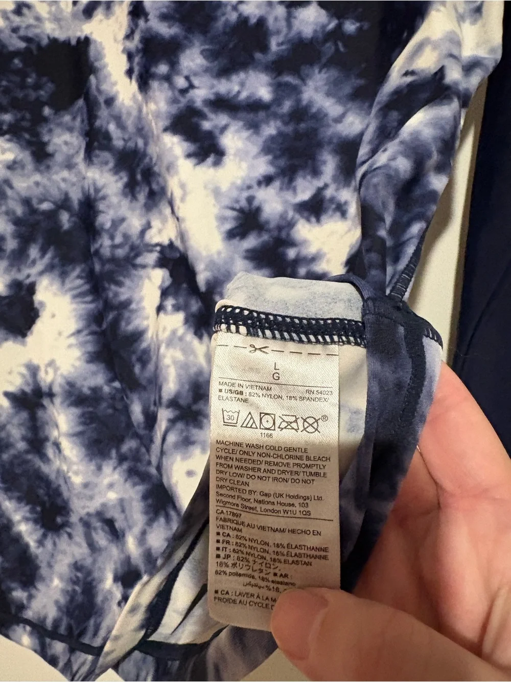 GAP body rashgaurd
