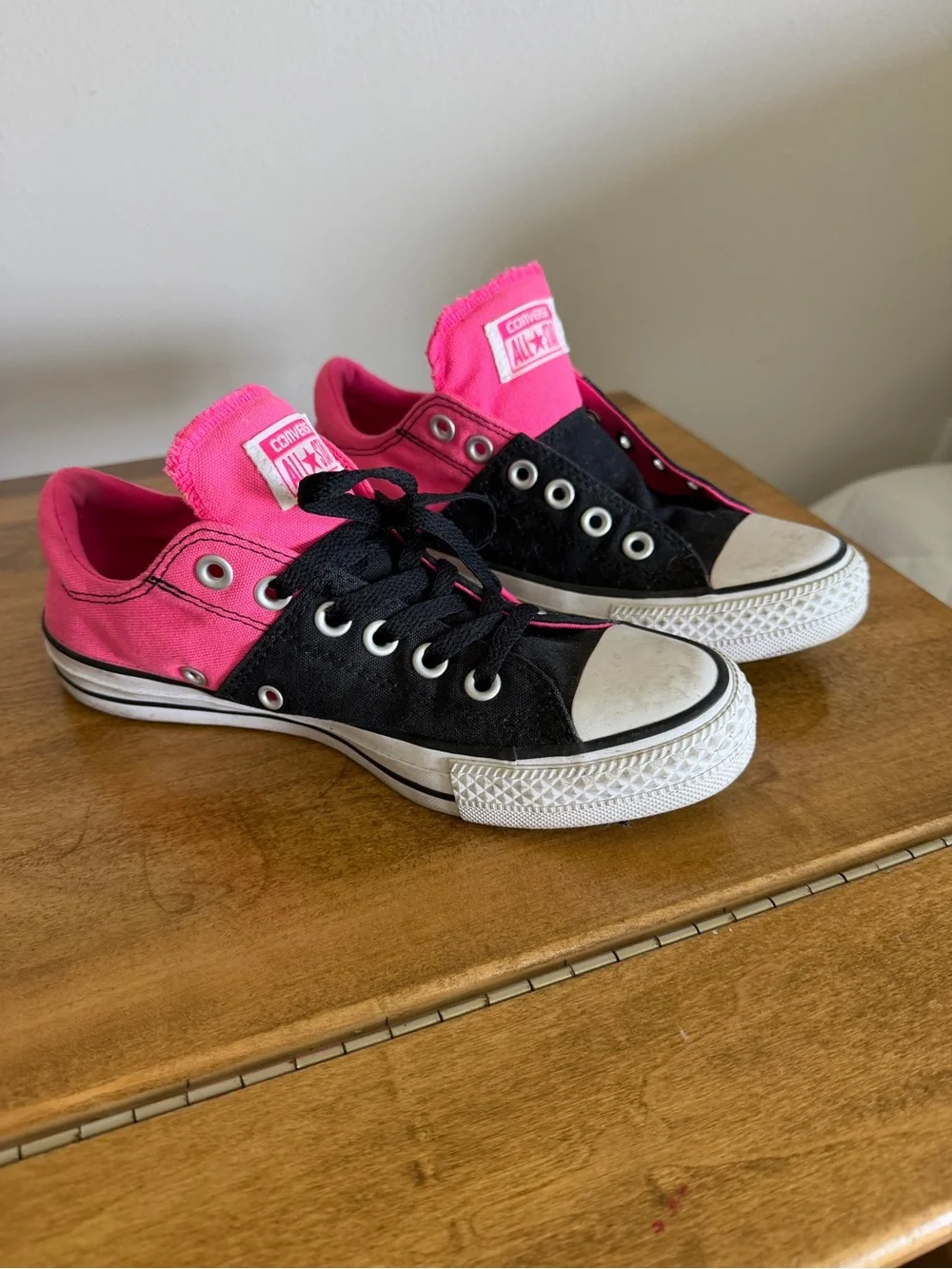 Converse Low Top Sneakers - Black & Hot Pink
