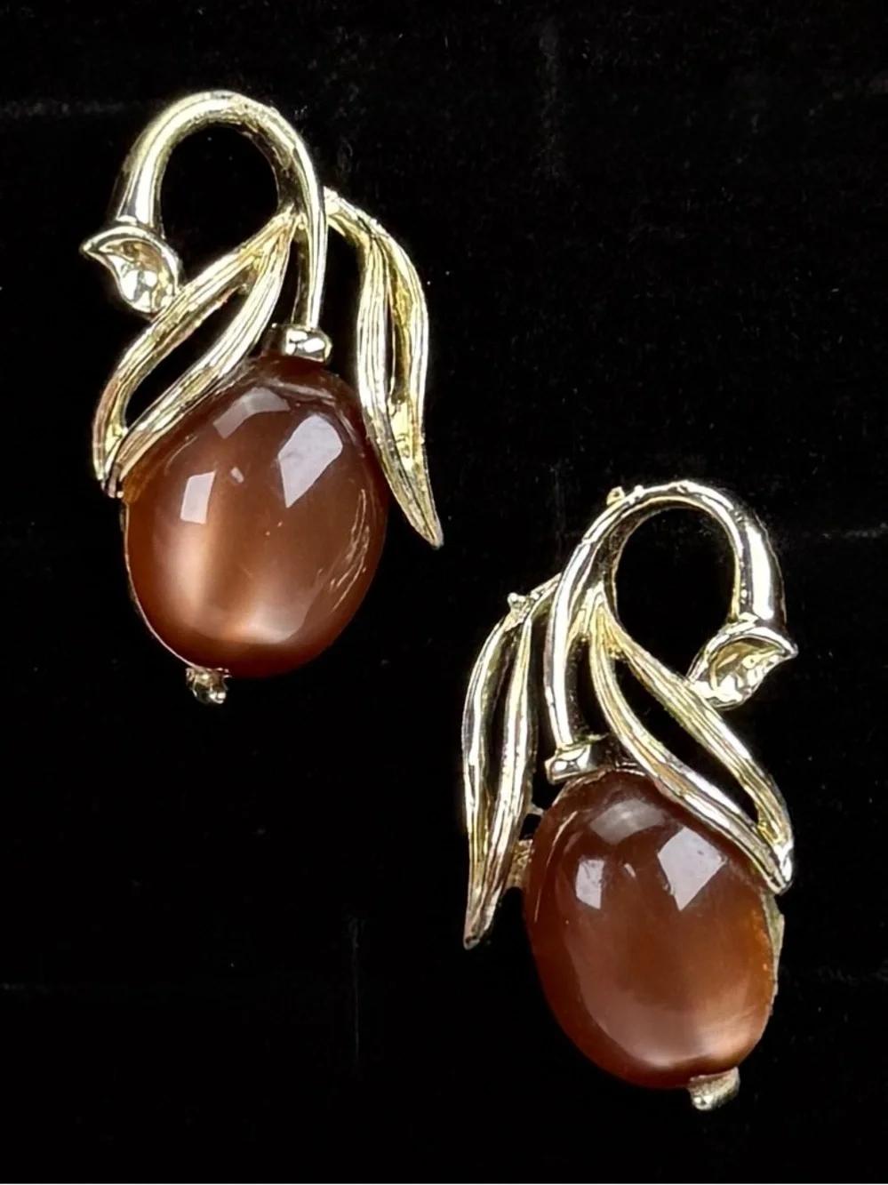Vintage aged goldtone brown floral design clip on earrings