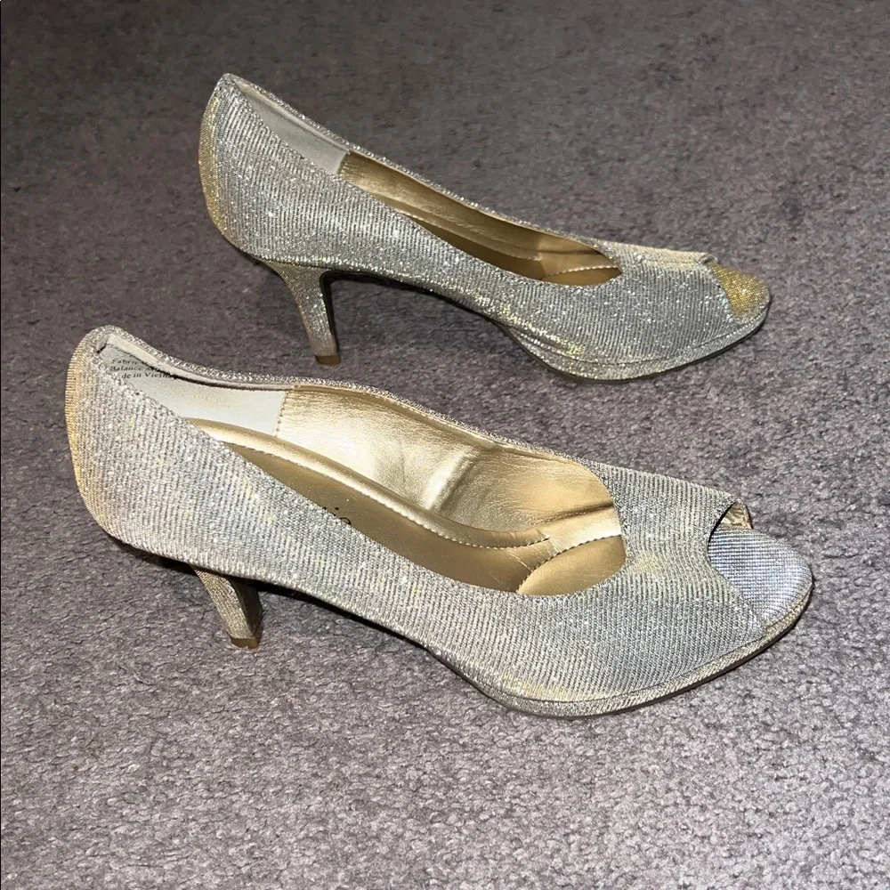 Kelly & Katie shimmer these