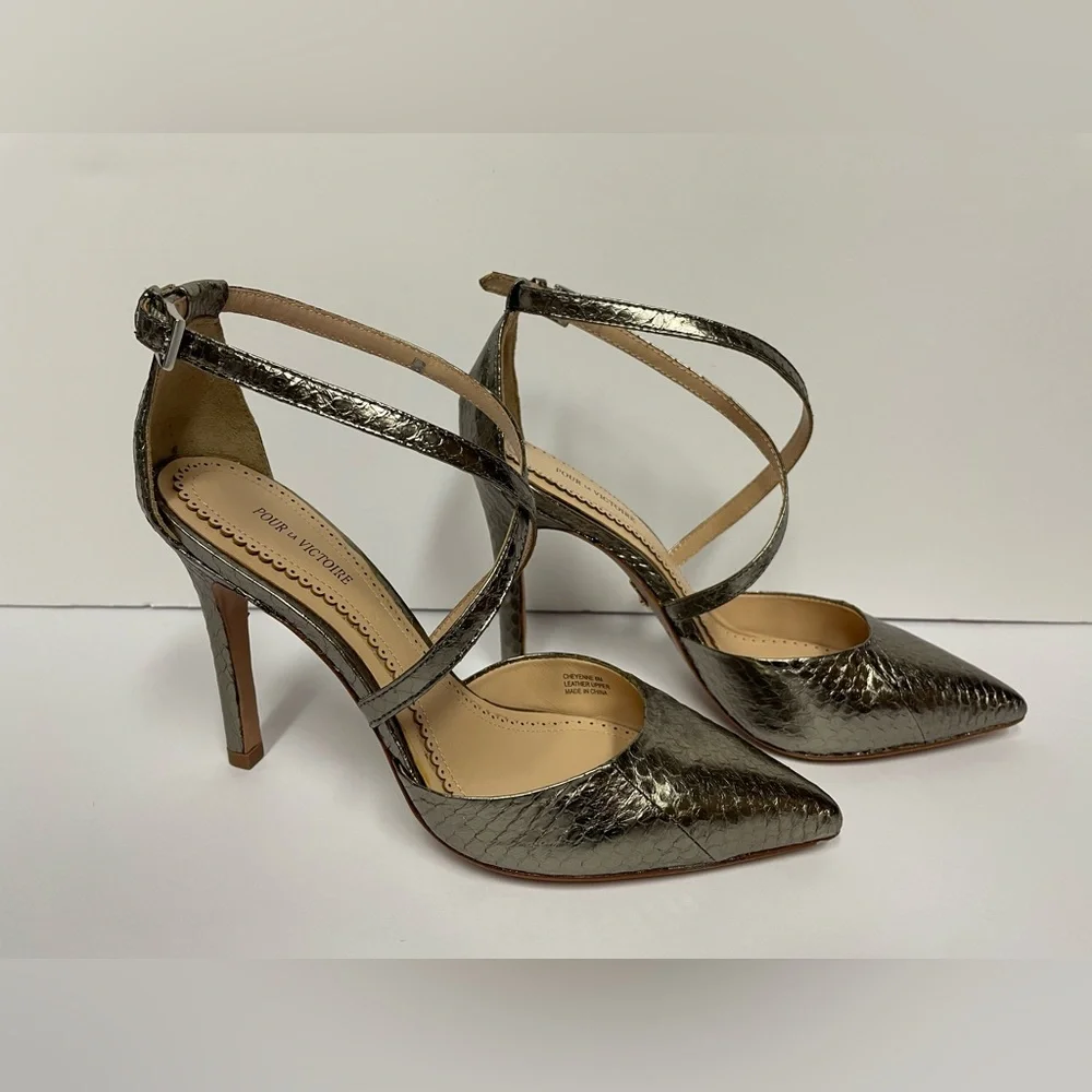 Pour la victoire Cheyenne pointed toe Strappy pumps heel pewter metallic snake 6