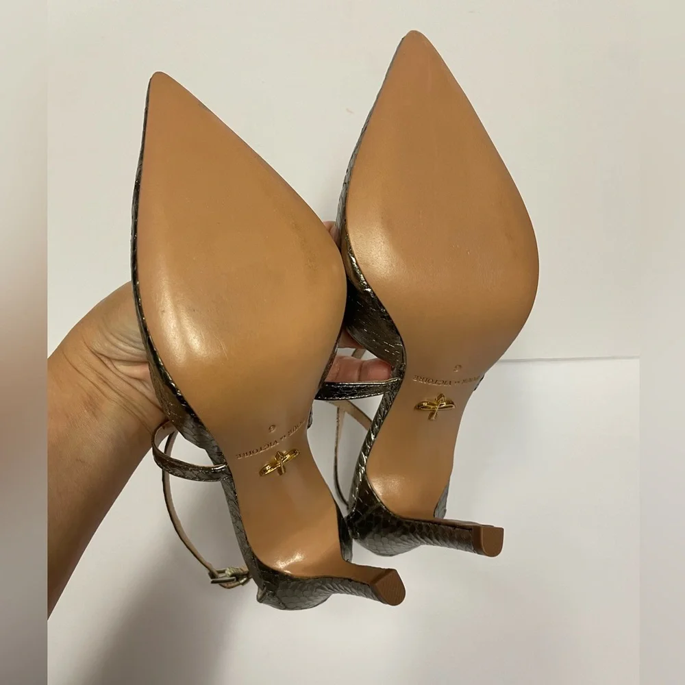 Pour la victoire Cheyenne pointed toe Strappy pumps heel pewter metallic snake 6