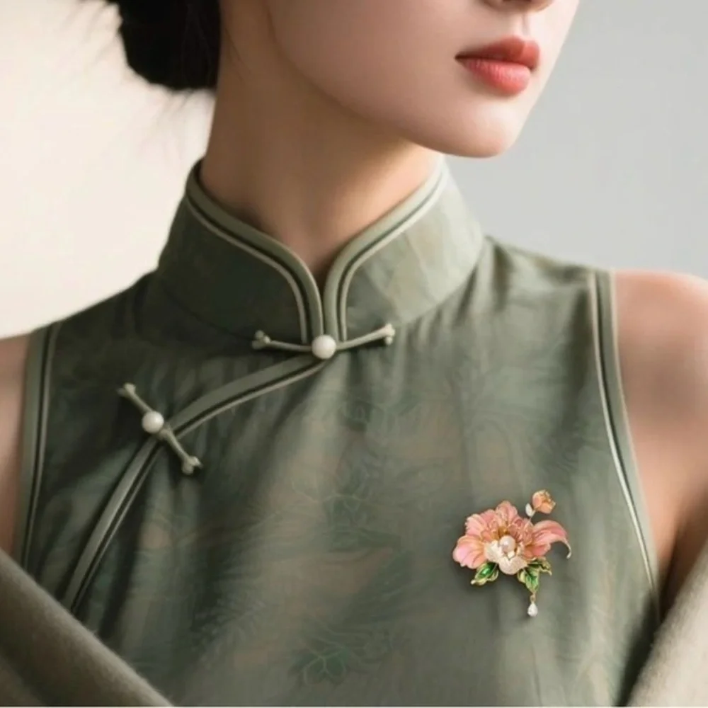 Timeless Bloom –‎ Vintage Style Pink Pearl Flower Brooch for Elegance new