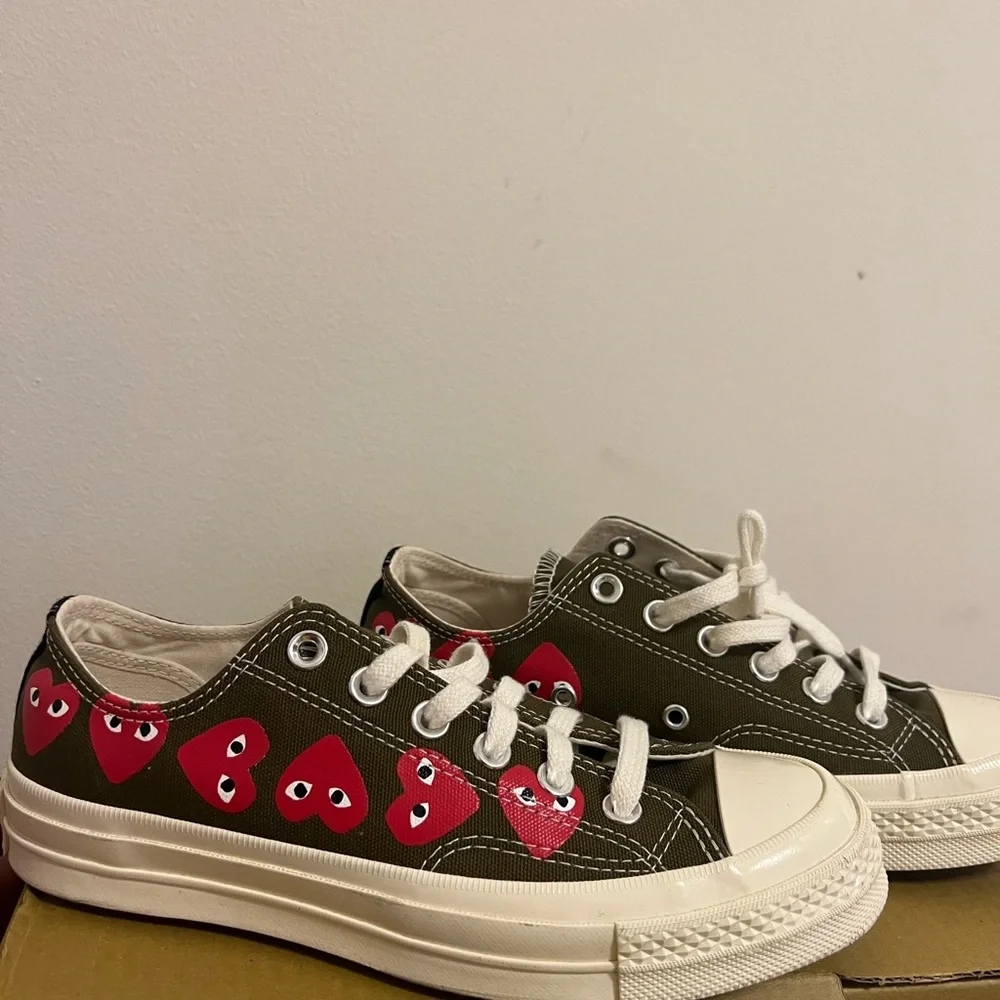 Converse low top sneakers olive green with red heart graphics