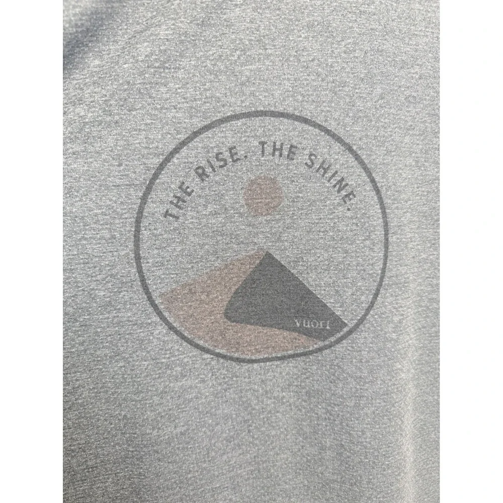 Vuori Tee Men's Medium The Rise The Shine Performance Athletic Graphic Gray