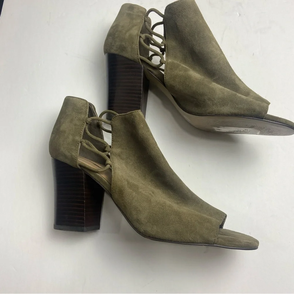 Tahari Women's Heels Green ankle Faux‎ suede Peep toe Slip on booties size 10