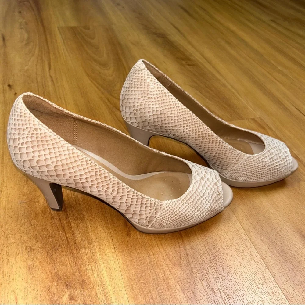 Clarks Women’s Cream Textured‎ Peep-Toe Heels Size 8M