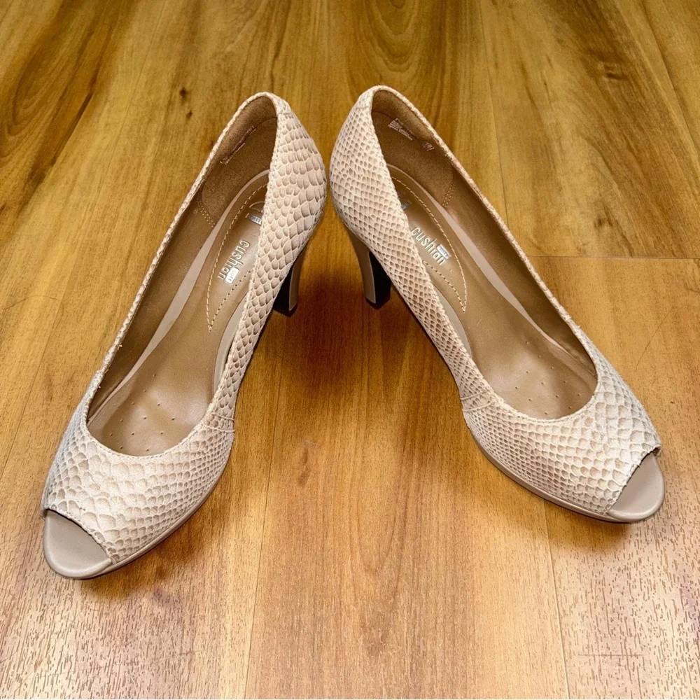 Clarks Women’s Cream Textured‎ Peep-Toe Heels Size 8M