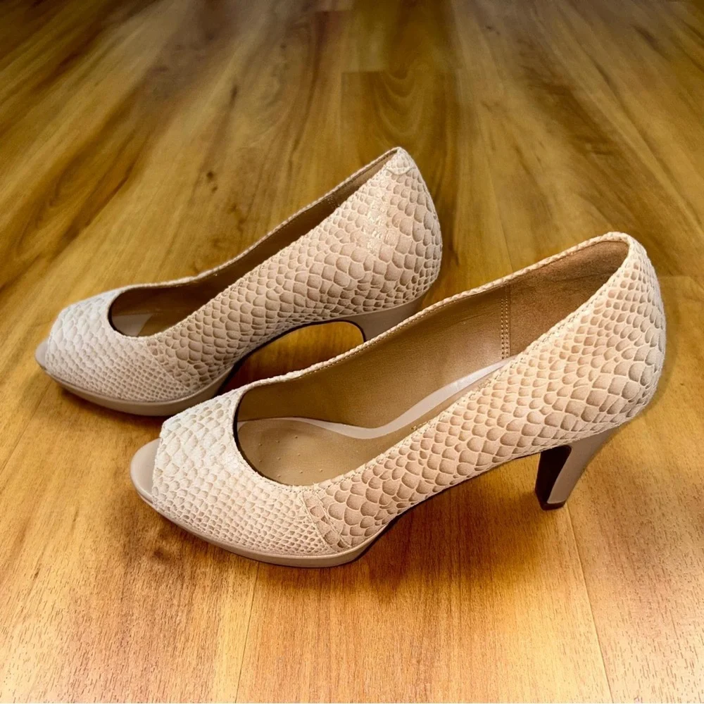 Clarks Women’s Cream Textured‎ Peep-Toe Heels Size 8M