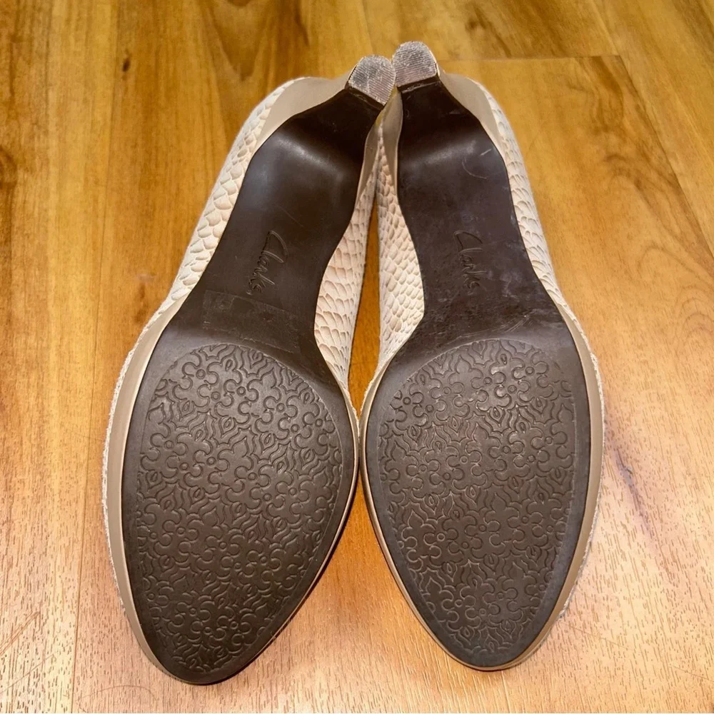 Clarks Women’s Cream Textured‎ Peep-Toe Heels Size 8M