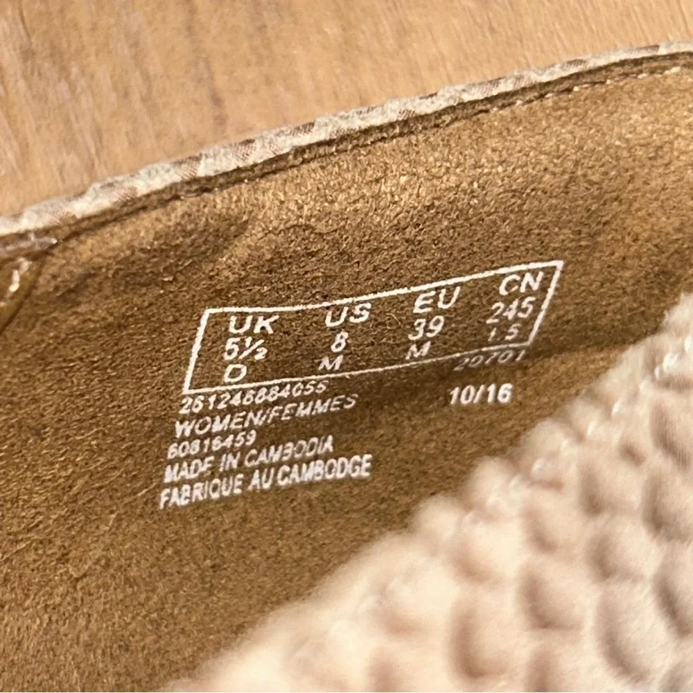 Clarks Women’s Cream Textured‎ Peep-Toe Heels Size 8M