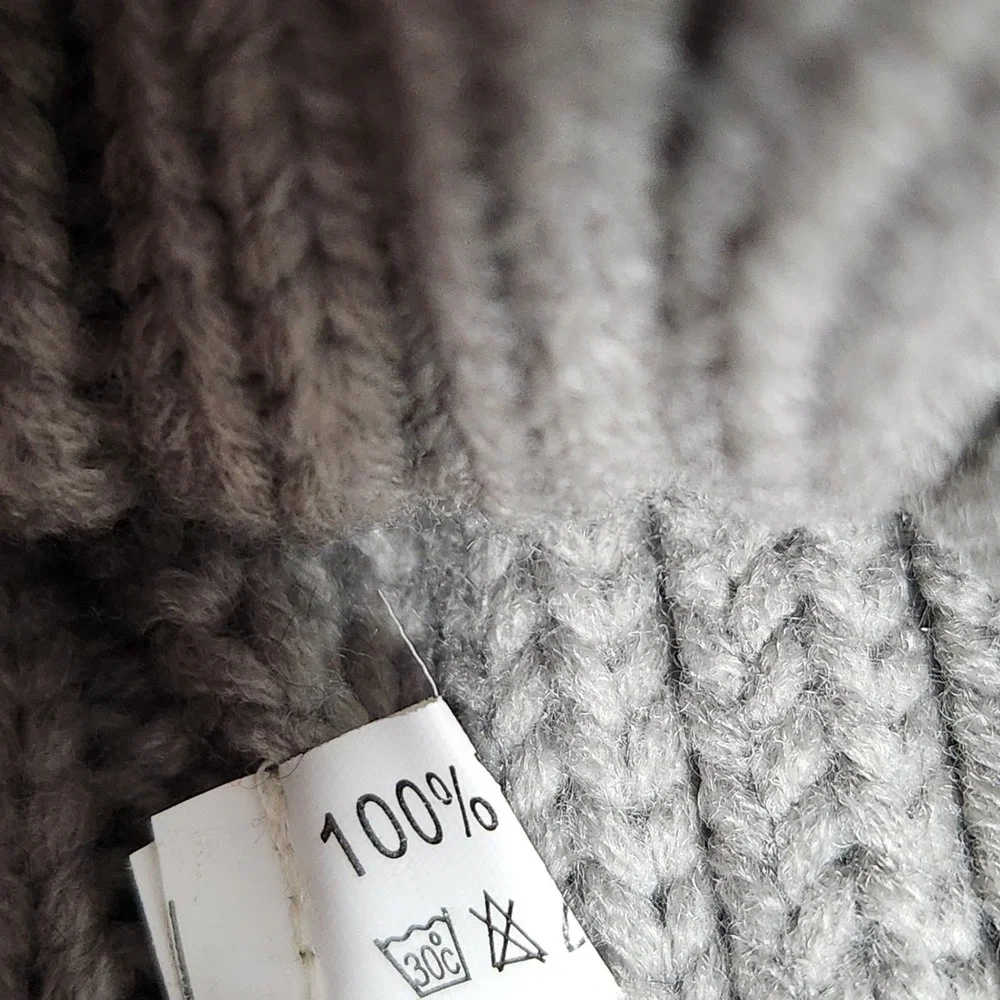 PINK Victoria's‎ Secret 100% WOOL Beanie - REMOVABLE Pom Pom - Grey Thick Knit