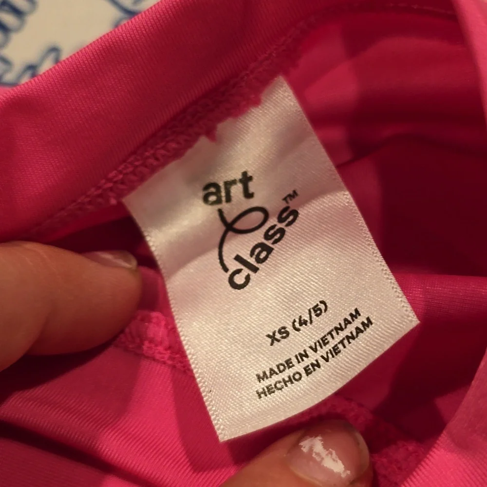 art class nwot rashguard
