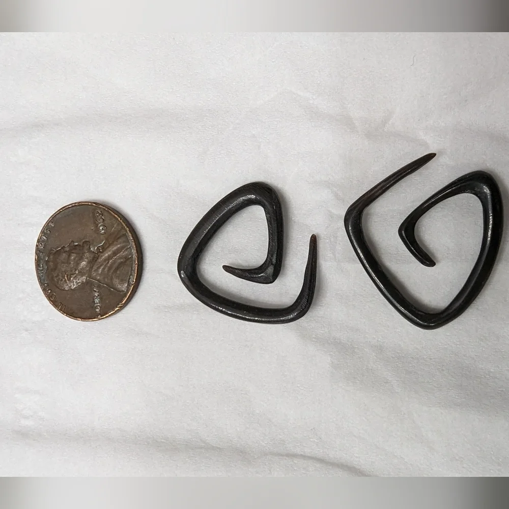 8g 1 pair of hand made Spiral 8(g) gauge earrings. Bone material. Black Color
