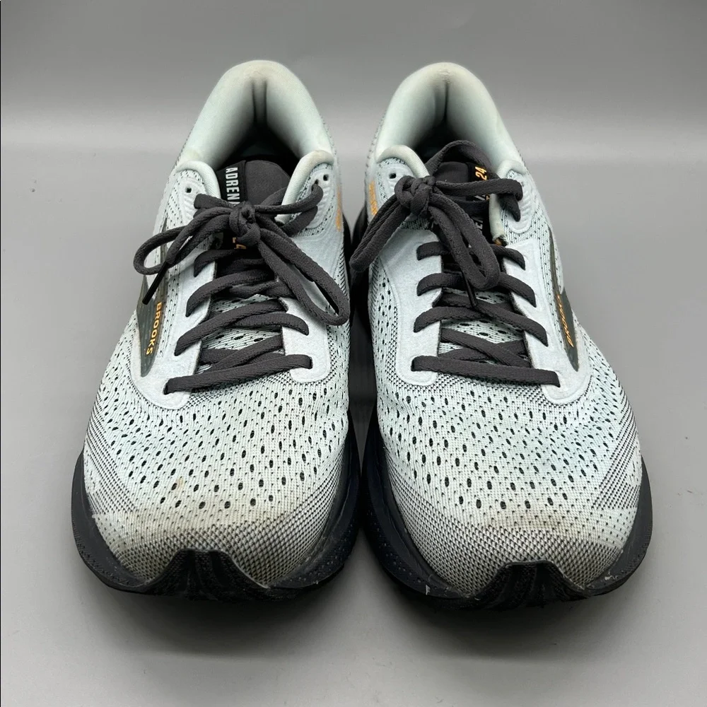 Brooks cushioned laces contrast