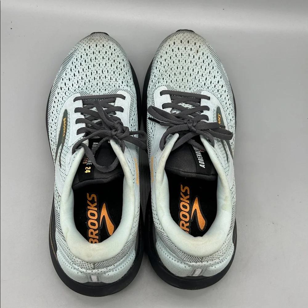 Brooks grey logo running