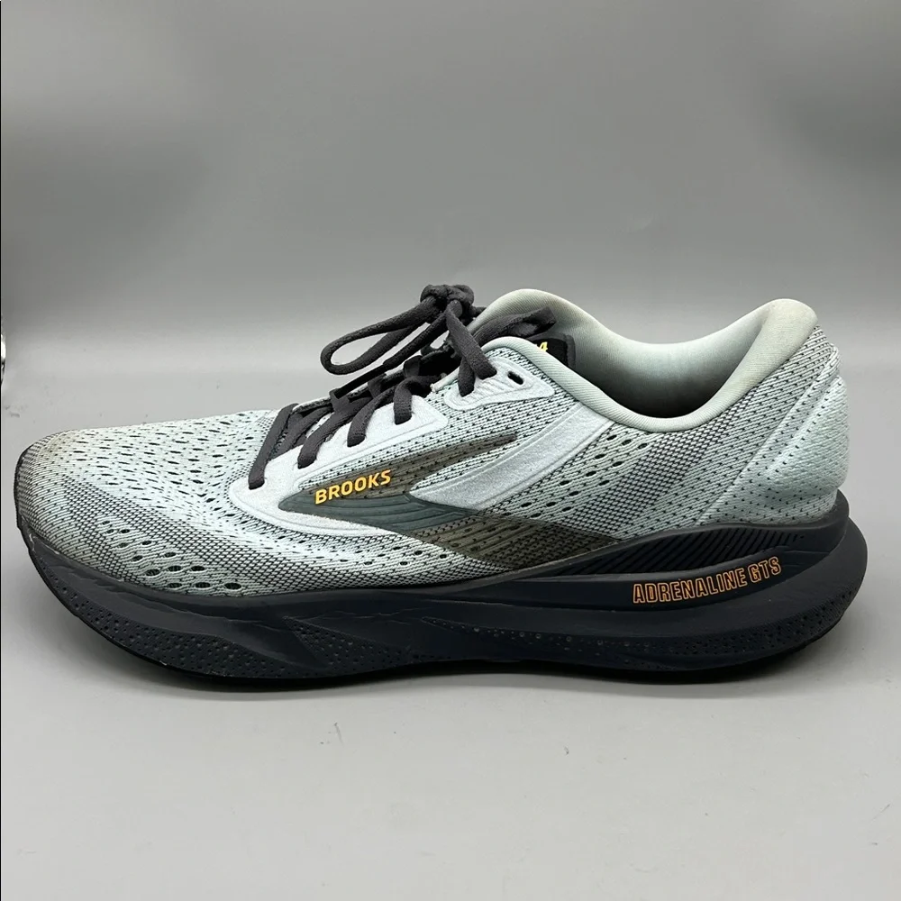 Brooks accents laces