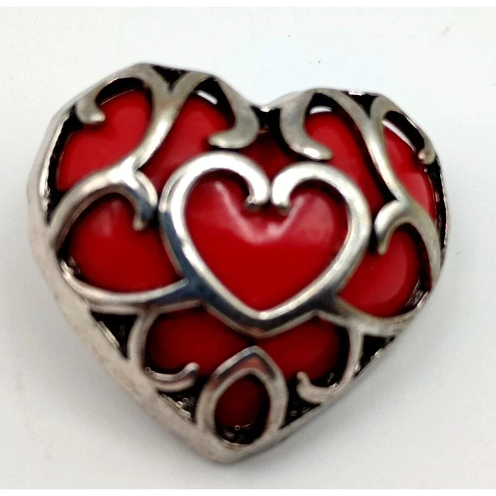 Nintendo 2019 Heart Enamel Pin – Red & Silver Collector's Pin Badge‎ Zelda Style