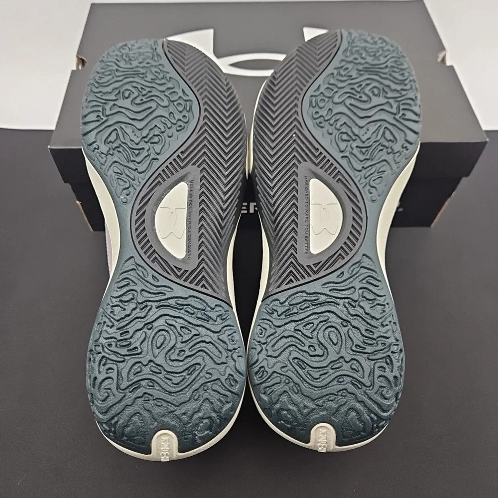 Under Armour are shoes color