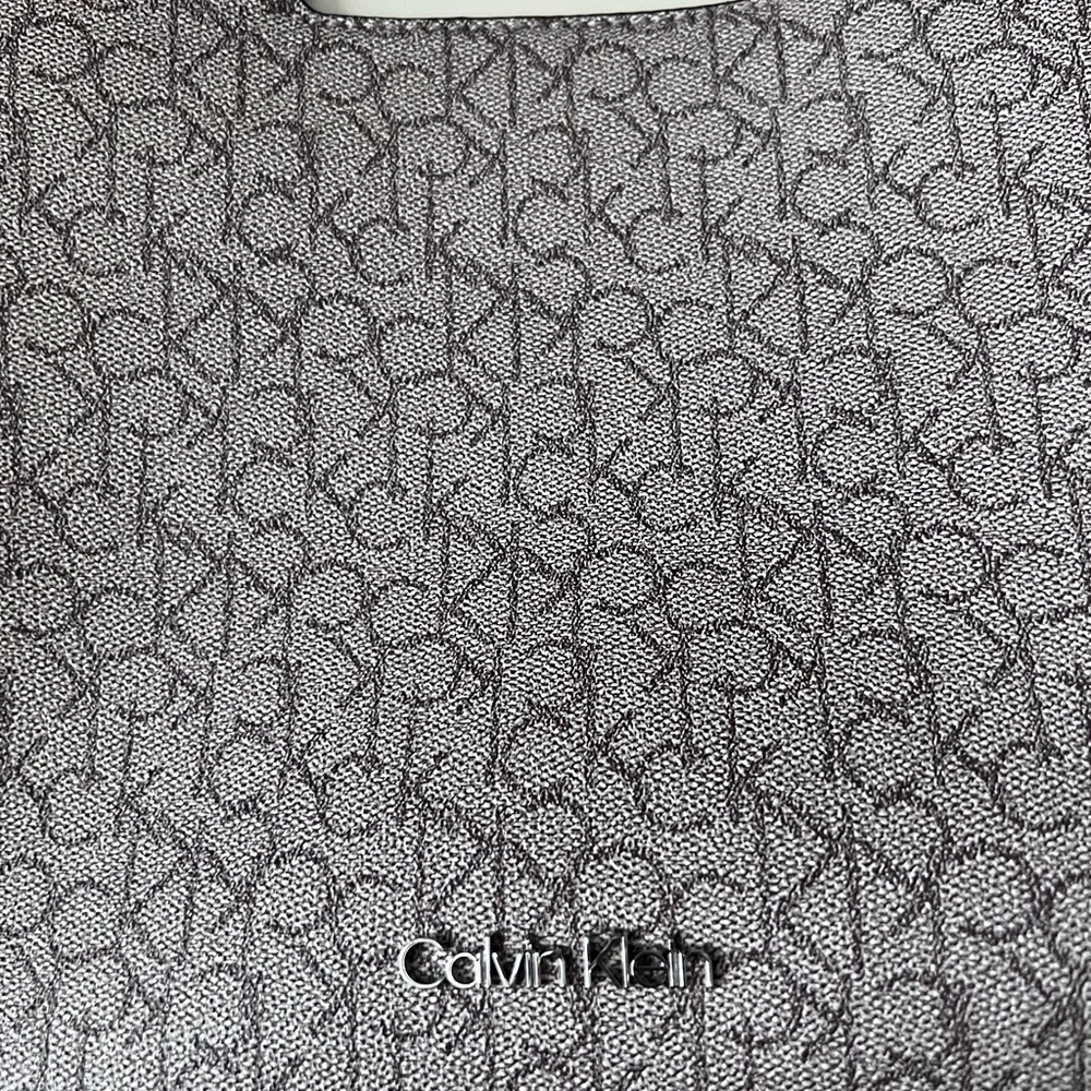 Calvin Klein Women's Cream and Tan Handbag
