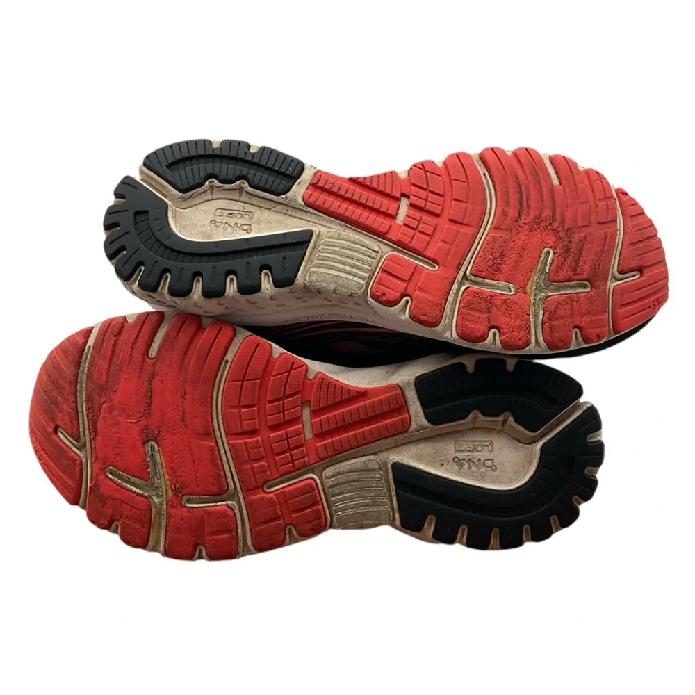 Brooks Adrenaline 19 Women's Black and Red Athletic Shoes‎ size 9