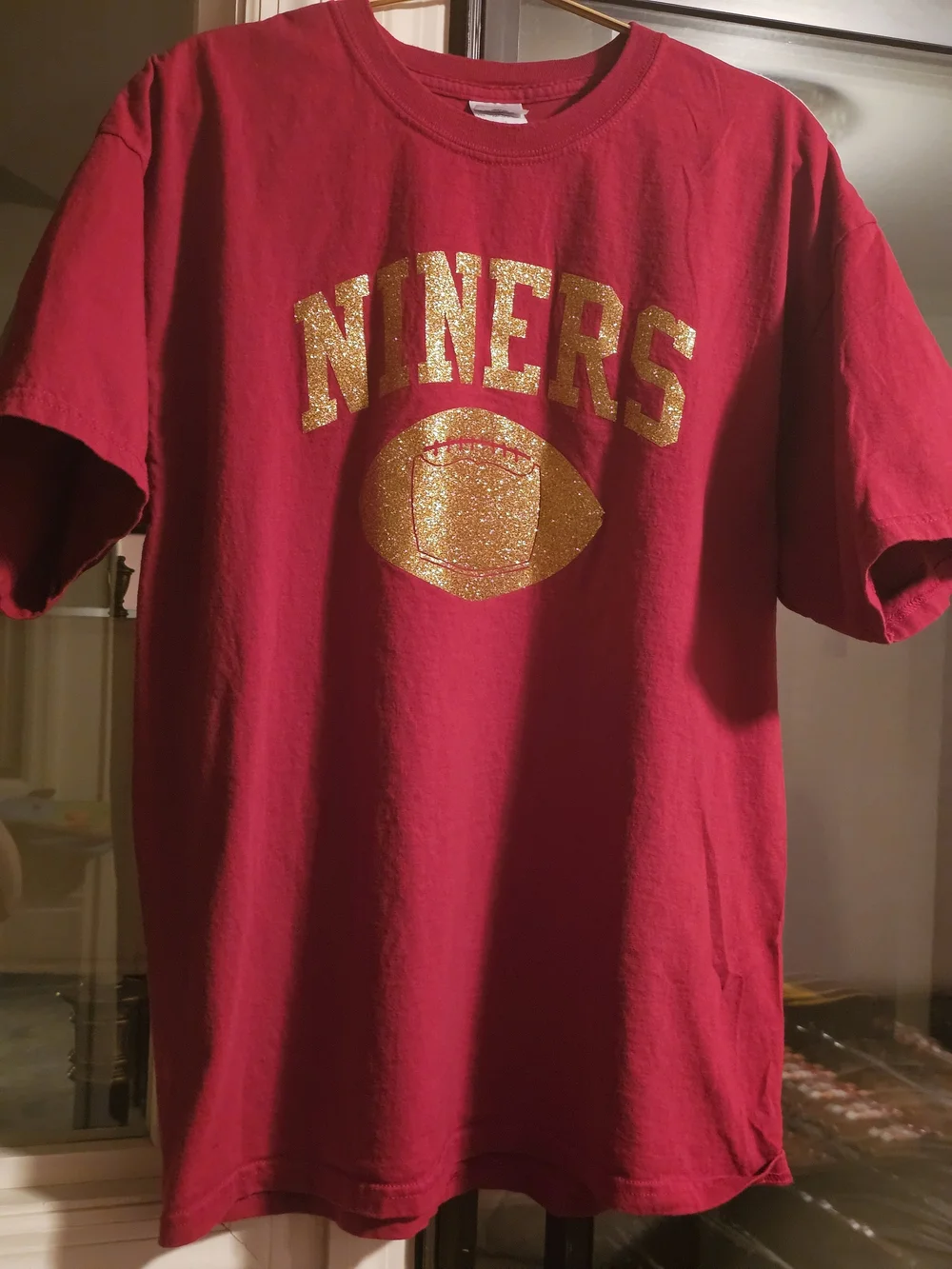 Gildan Red/Maroon T-Shirt with Gold 'NINERS' Football Graphic Size XL
