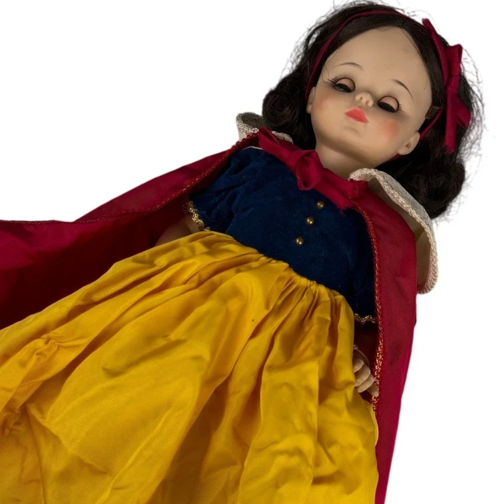 Vintage Madame Alexander Snow White Doll Red Blue Yellow‎ Cape Princess Outfit