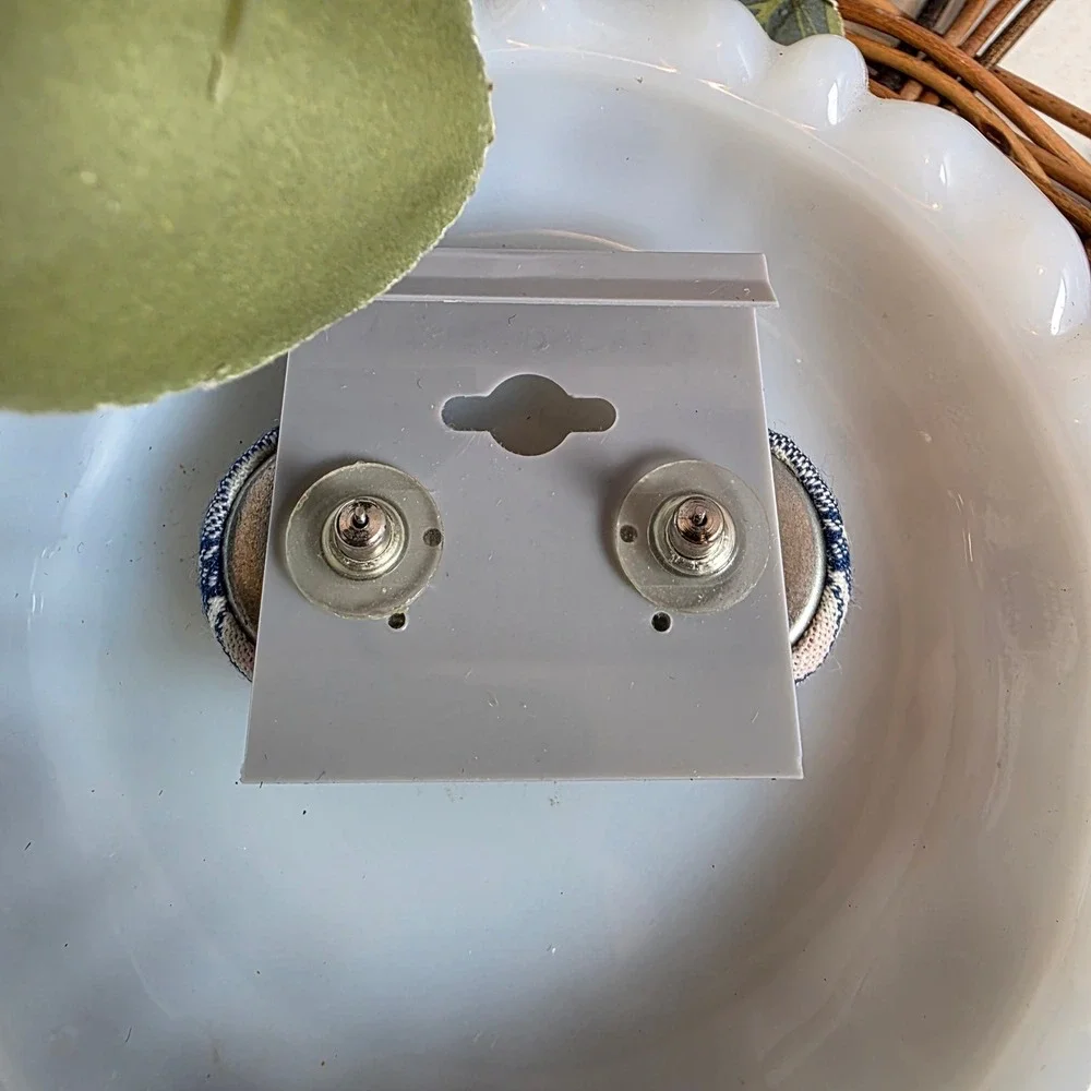 N/A vintage button