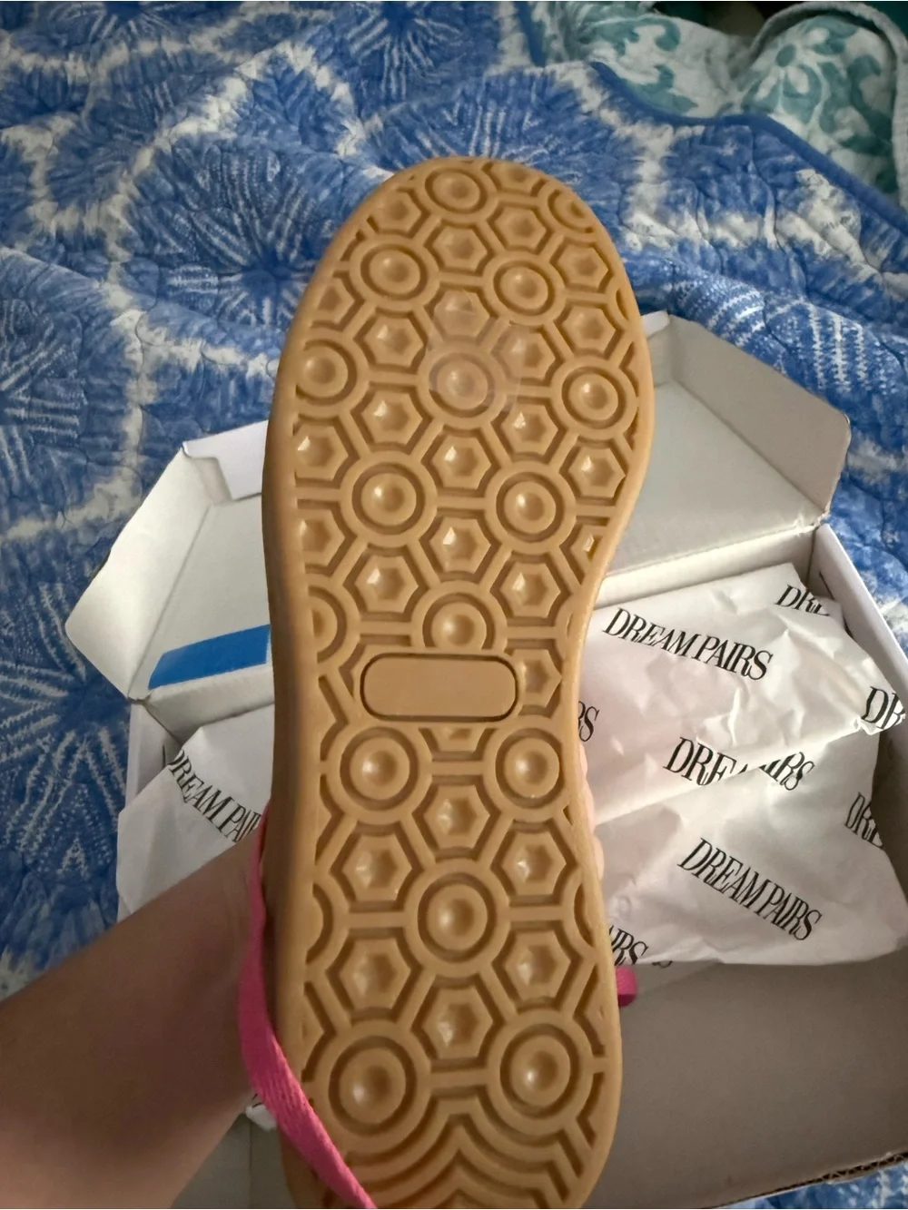Dream Pairs box closure secure