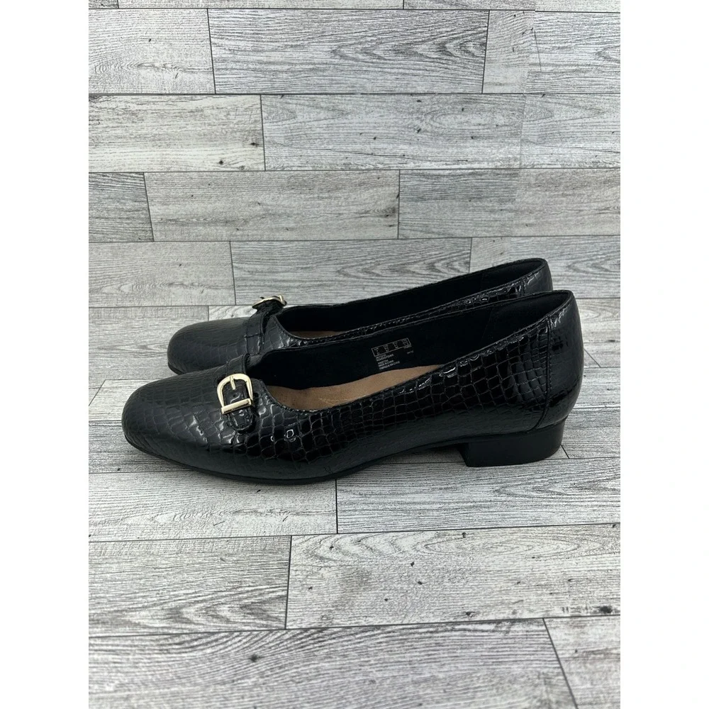 Clarks gold glossy footbed