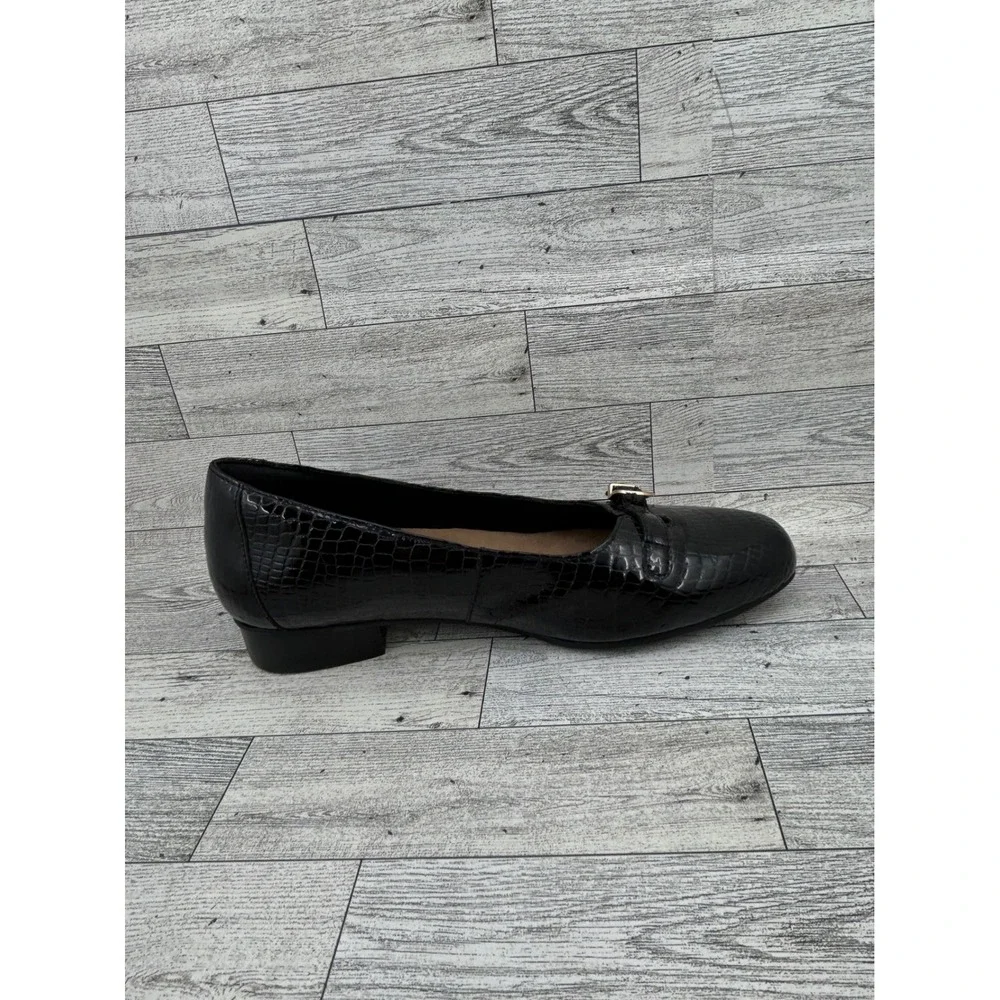 Clarks season pumps closure