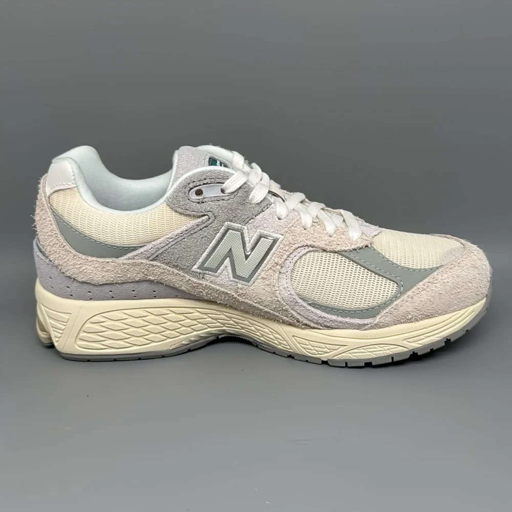 New Balance 2002R M2002REK Beige Grey Running Shoes Men's Sz 6.5 Women‎ Sz 8D