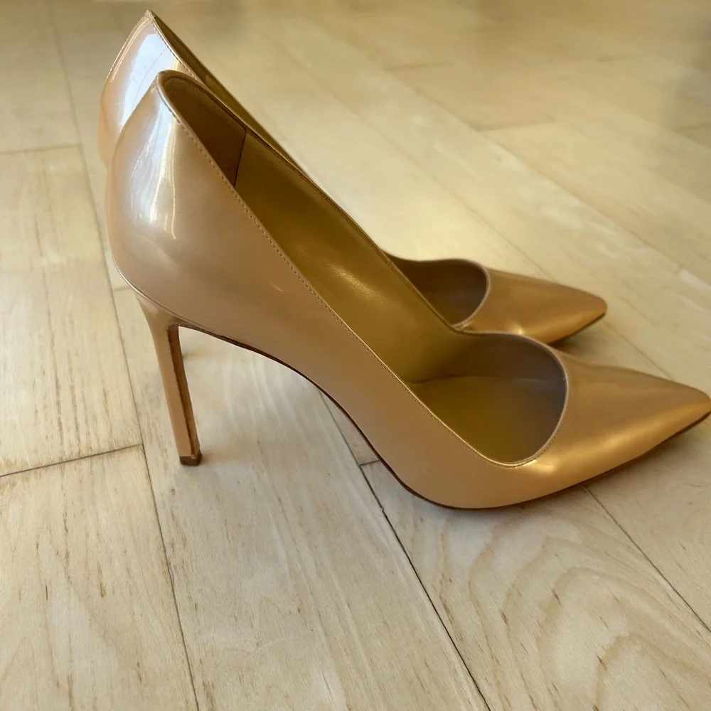 Manolo Blahnik chic nude