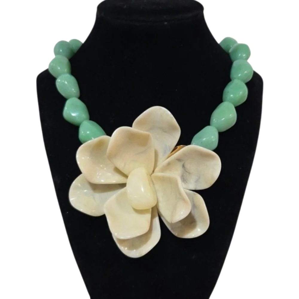 💚▪️Piper K ▪️Elegant Green  Beaded and Cream Floral Pendant  17in Necklace