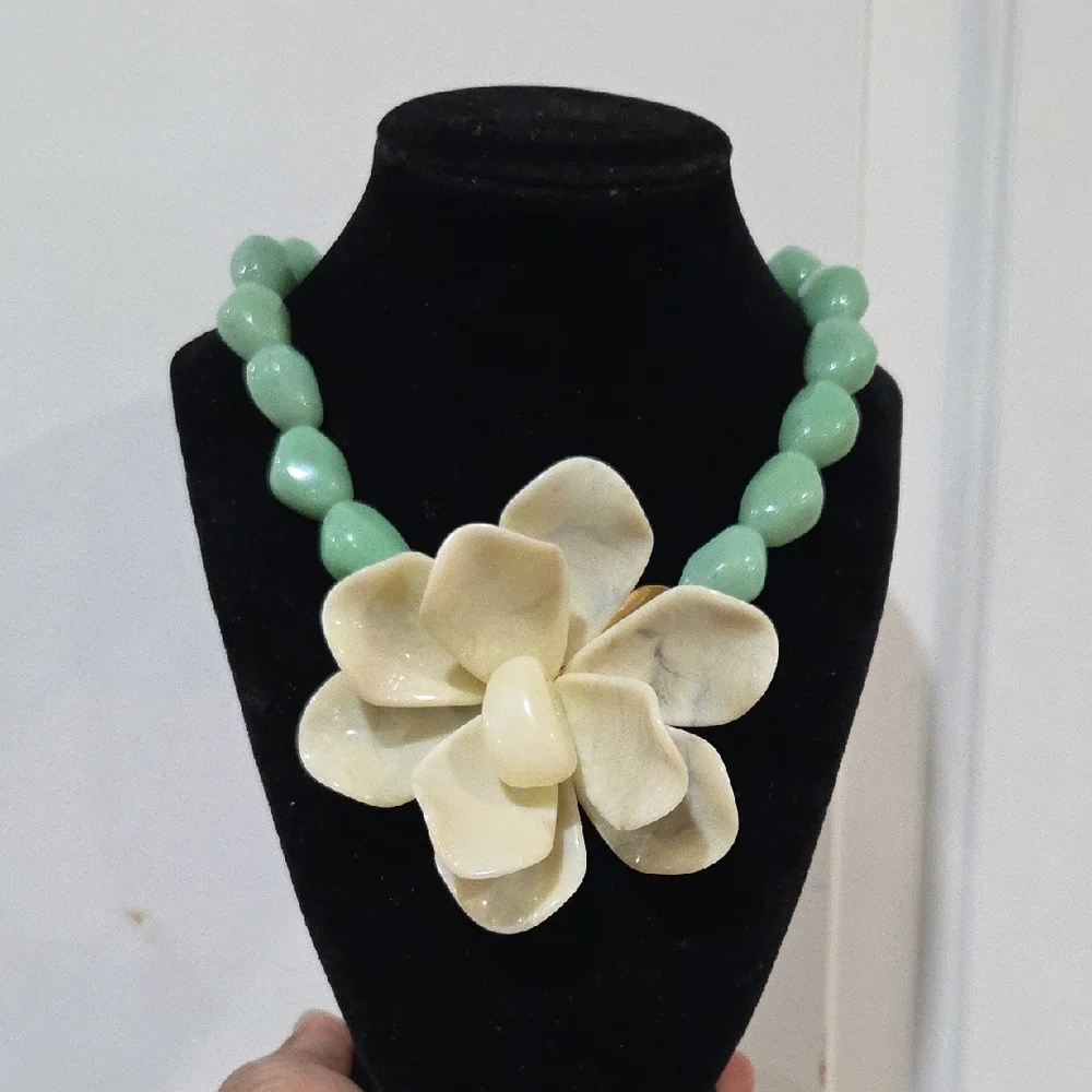 💚▪️Piper K ▪️Elegant Green  Beaded and Cream Floral Pendant  17in Necklace