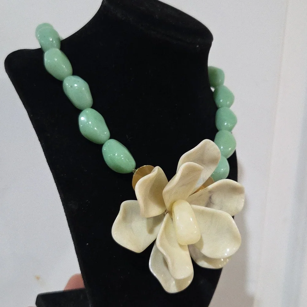 💚▪️Piper K ▪️Elegant Green  Beaded and Cream Floral Pendant  17in Necklace