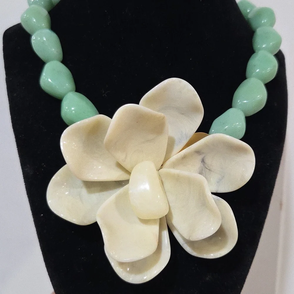 💚▪️Piper K ▪️Elegant Green  Beaded and Cream Floral Pendant  17in Necklace