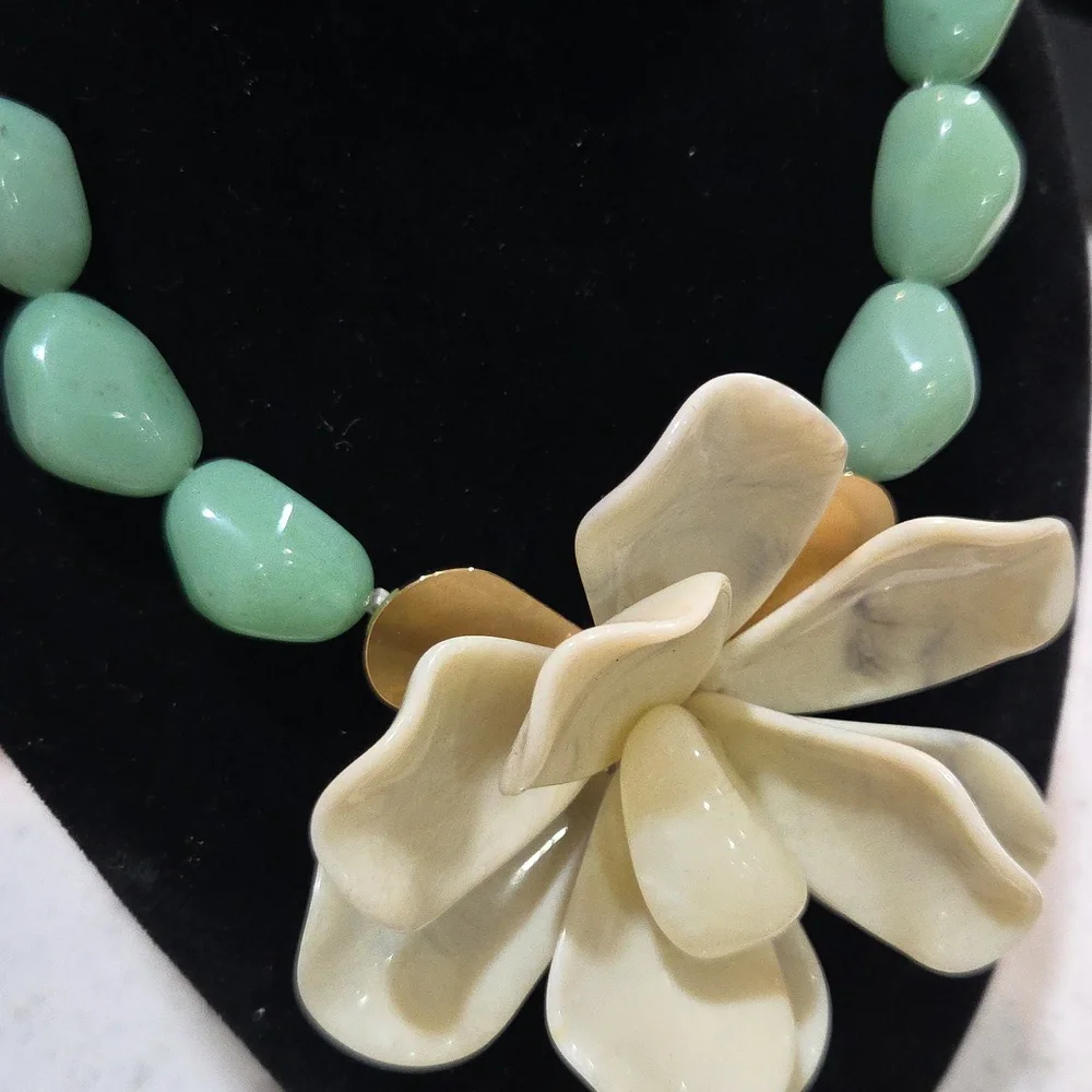 💚▪️Piper K ▪️Elegant Green  Beaded and Cream Floral Pendant  17in Necklace
