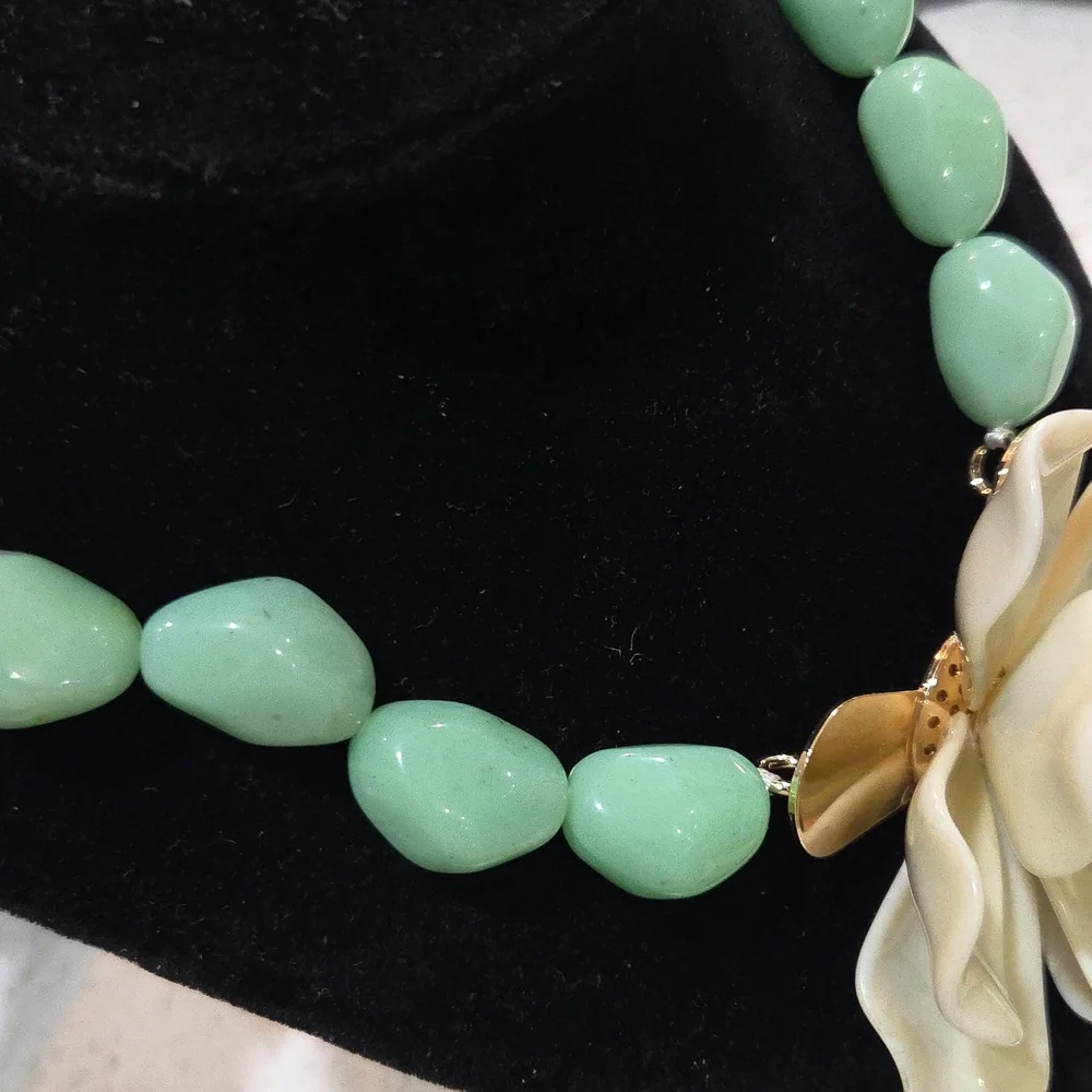 💚▪️Piper K ▪️Elegant Green  Beaded and Cream Floral Pendant  17in Necklace