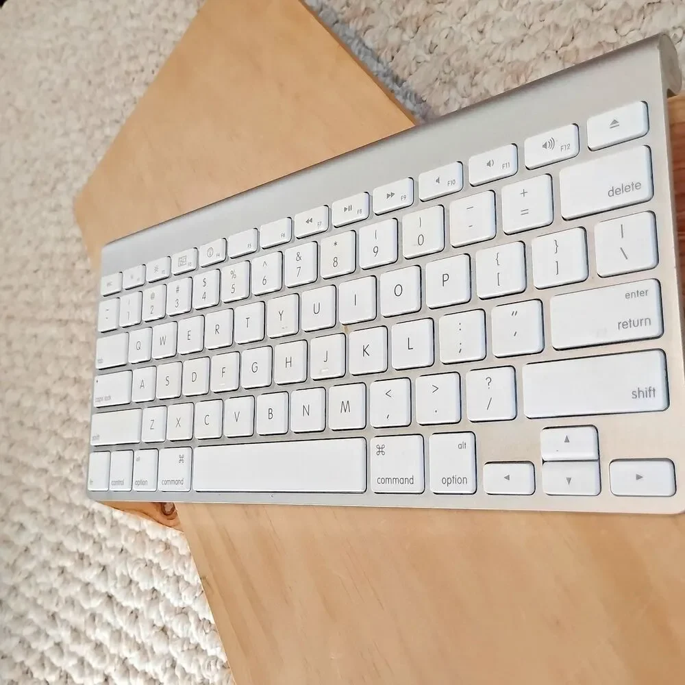 Apple Wireless Keyboard Bluetooth Battery Powered Silver Aluminum A 1314 Slim