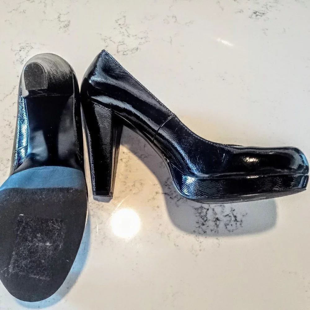 Calvin Klein black round