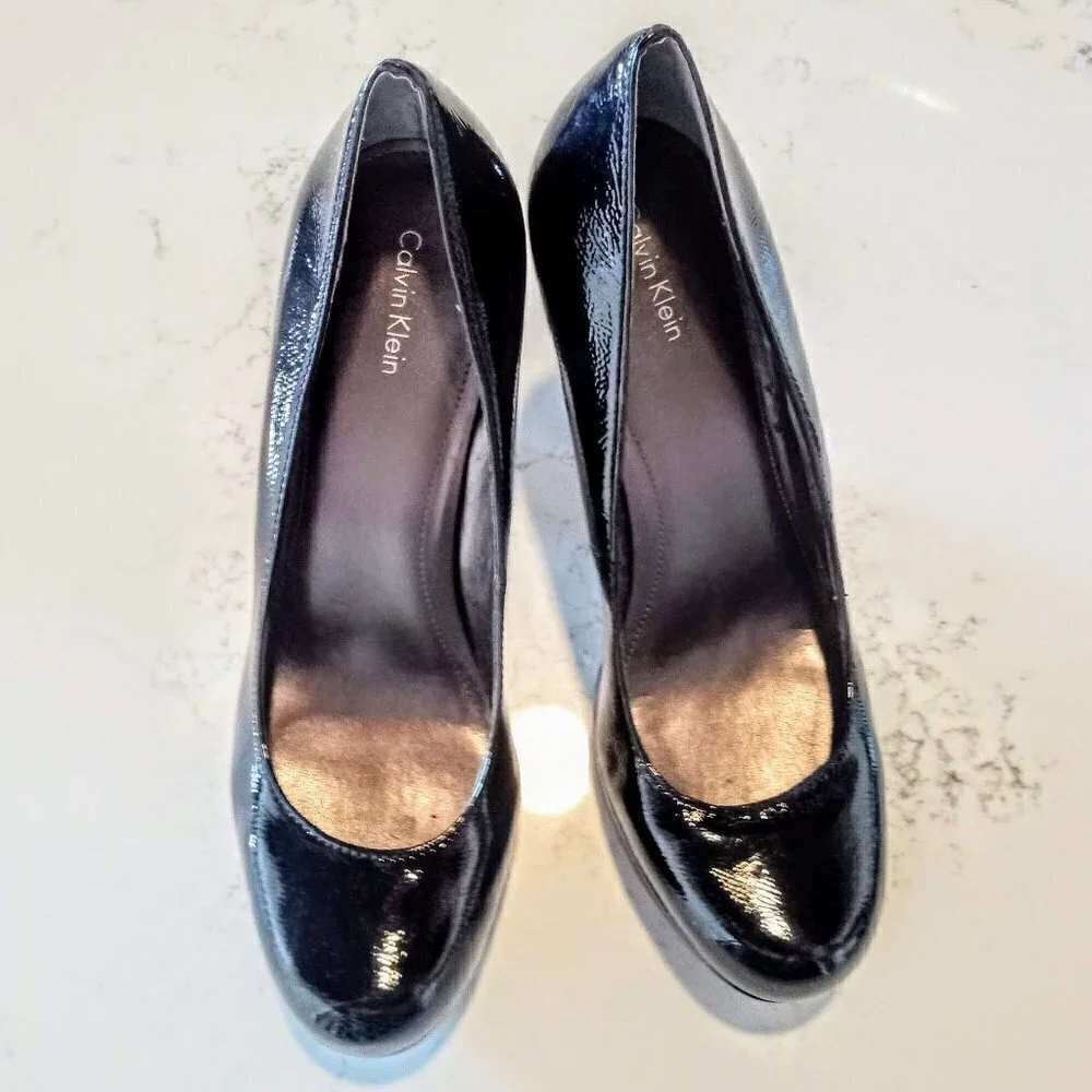 Calvin Klein black round