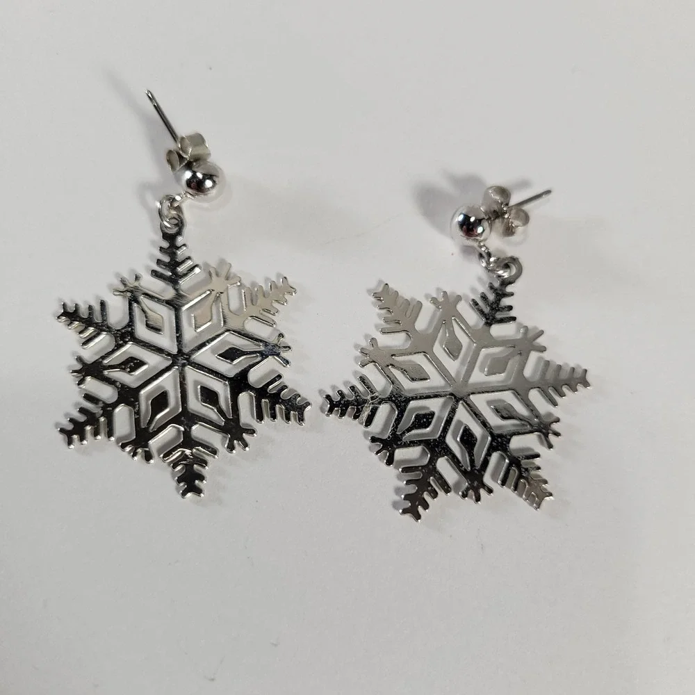 Snowflake Drop Earrings Silver Tone Festive Winter Holiday Dangle Jewelry