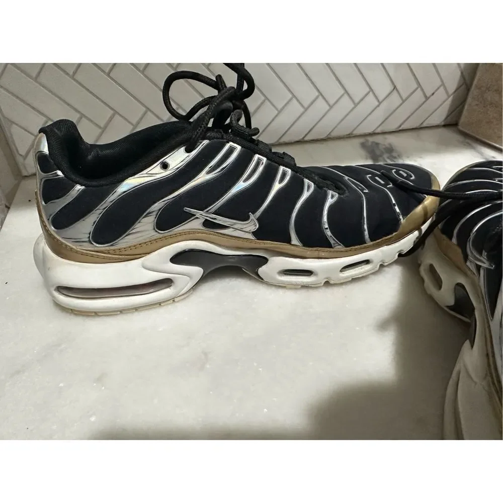 Nike Women Air Max Plus TN Metallic Gold 605112-055. Women’s size: 9.5