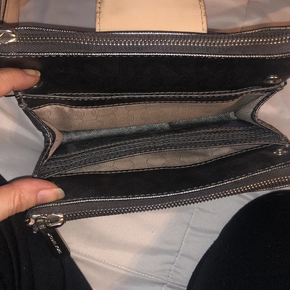 Michael Kors MK signature crossbody bag