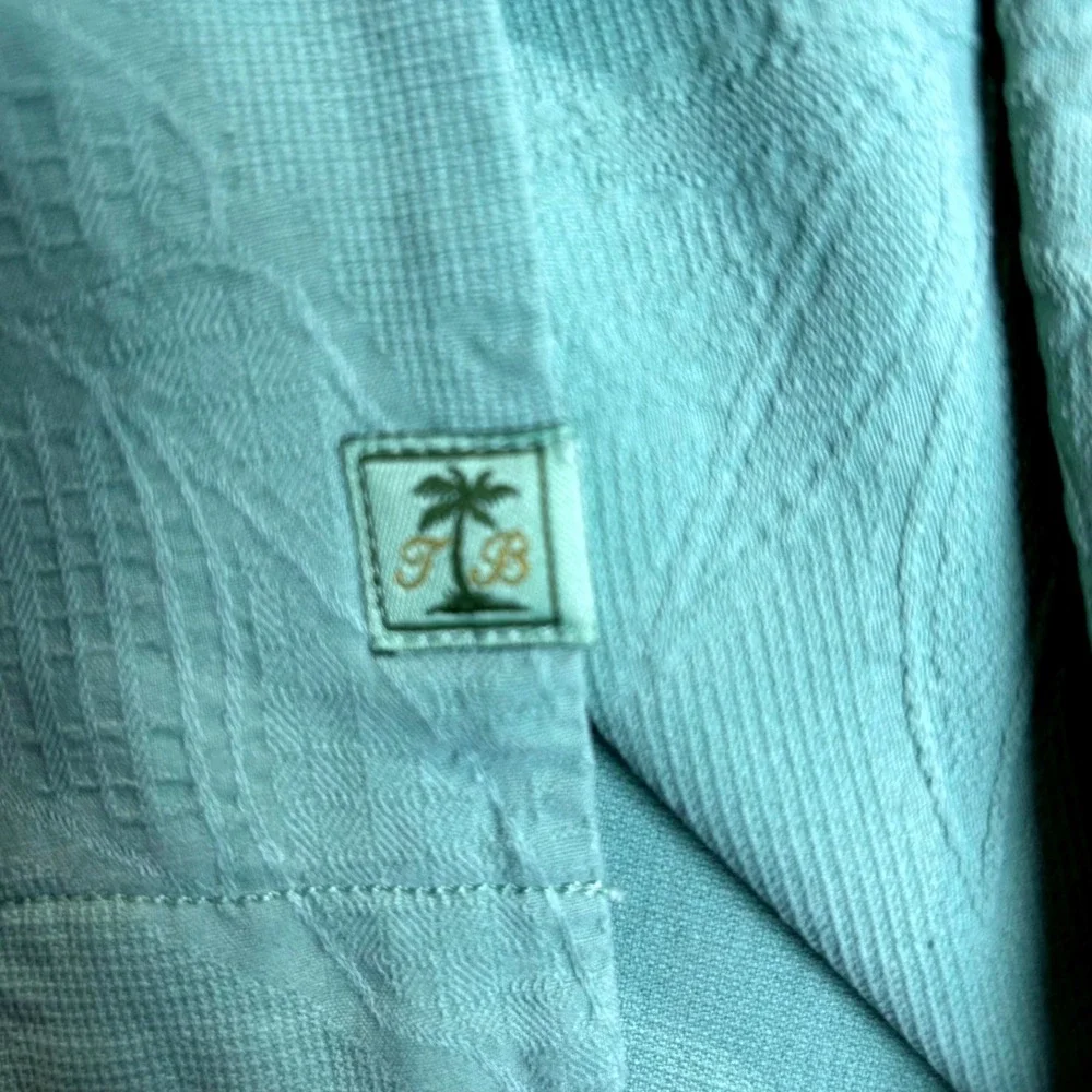 Tommy Bahama excellent measurements