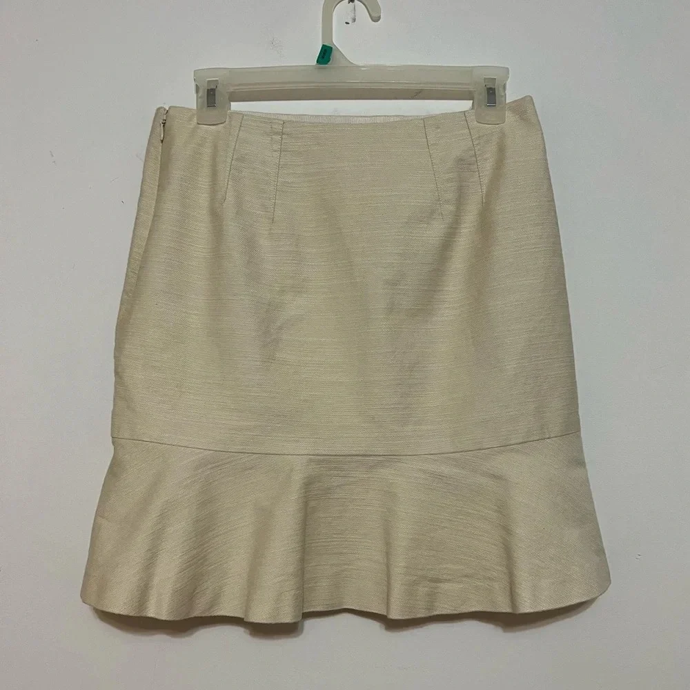 Ann Taylor skirt with slight bottom ruffle. Size 2 Like New C1