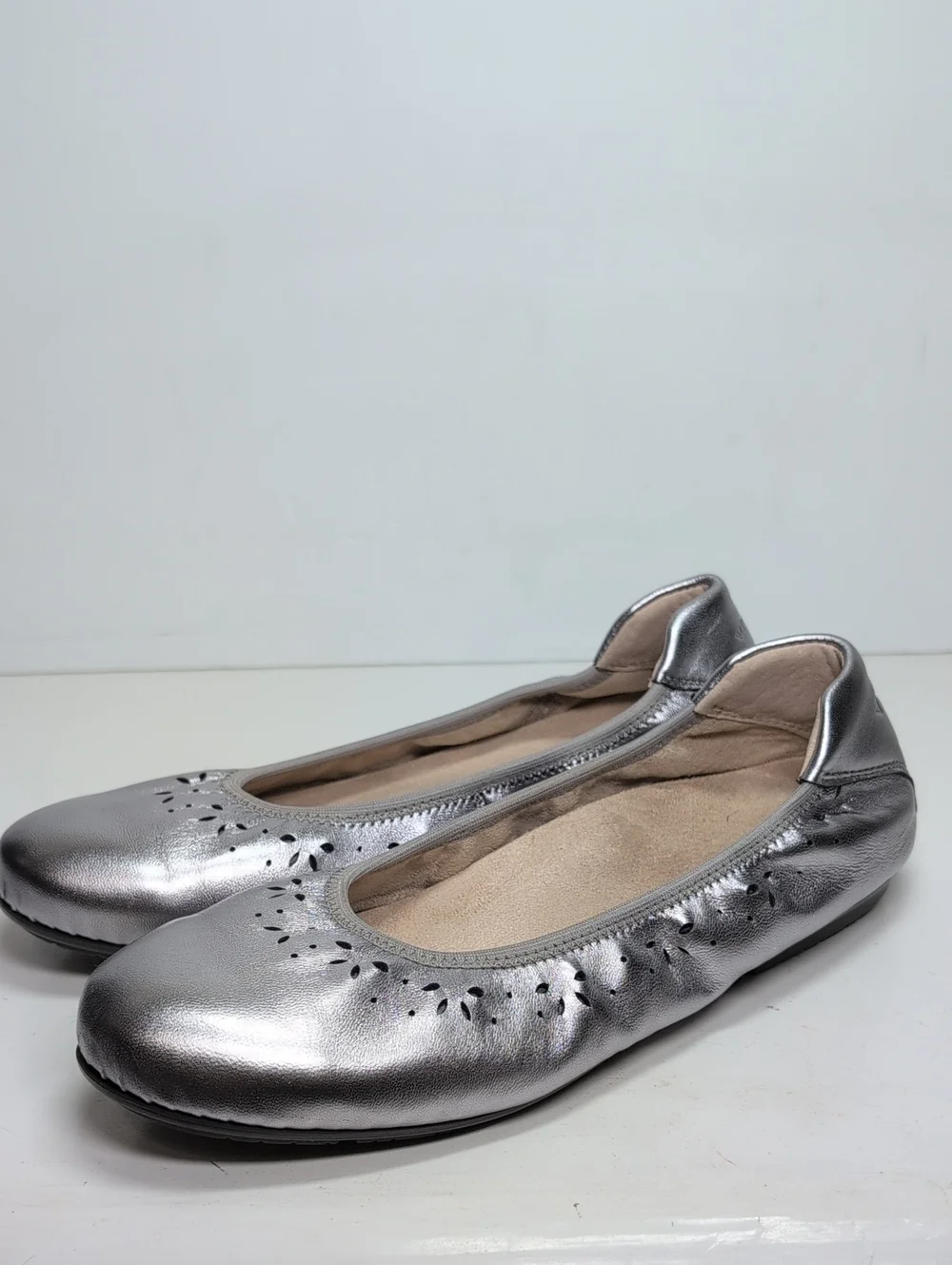 Vionic silver perforated