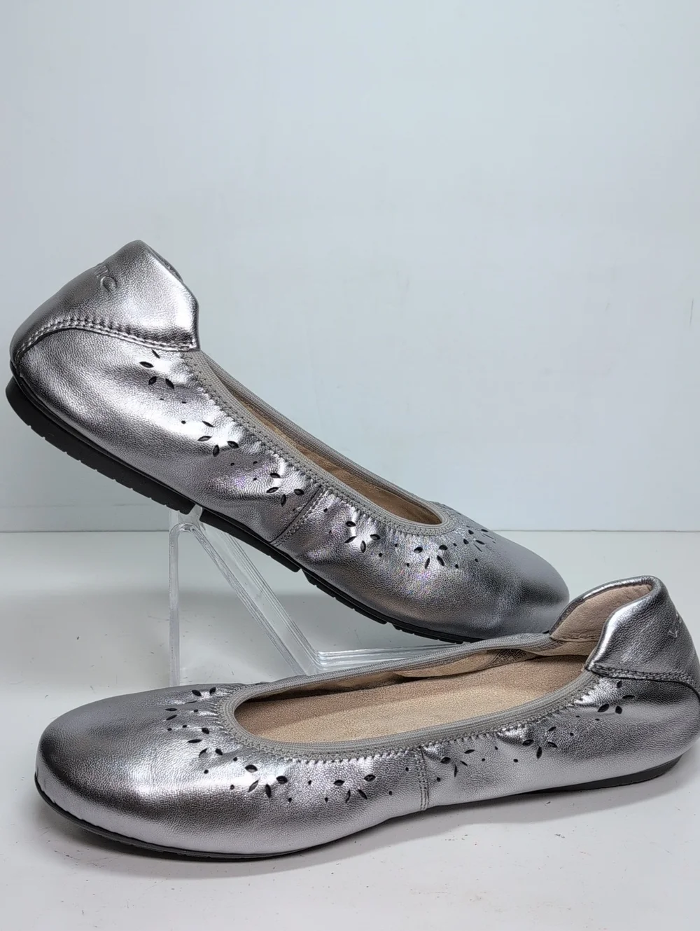 Vionic silver perforated